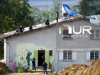 Bats are on the roof, and Gendarmes negotiate while Atosca buries the house under soil. For the fifth day, the Gendarmerie and CNAMO try to...