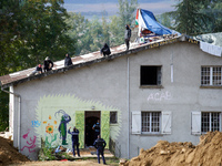 Bats are on the roof, and Gendarmes negotiate while Atosca buries the house under soil. For the fifth day, the Gendarmerie and CNAMO try to...