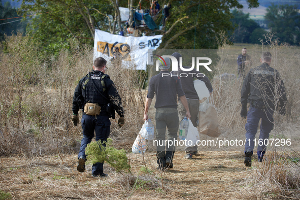 Opponents bring food and water to 'squirrels' under Gendarmerie surveillance. For the fifth day, Gendarmerie and CNAMO try to dislodge 'squi...