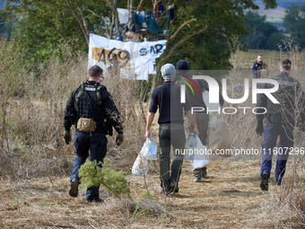 Opponents bring food and water to 'squirrels' under Gendarmerie surveillance. For the fifth day, Gendarmerie and CNAMO try to dislodge 'squi...