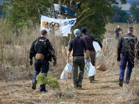 Opponents bring food and water to 'squirrels' under Gendarmerie surveillance. For the fifth day, Gendarmerie and CNAMO try to dislodge 'squi...