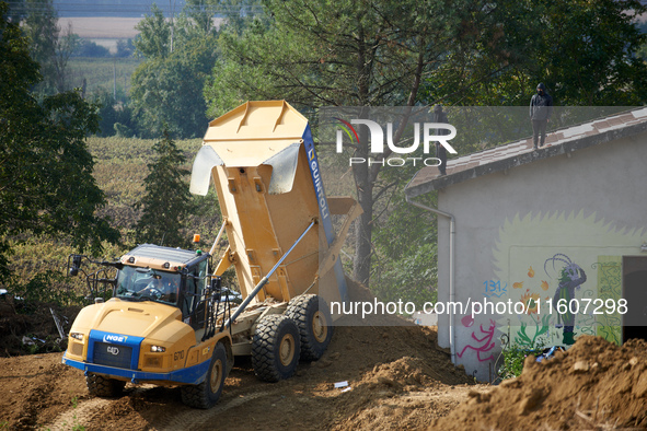 Atosca buries the 'Verger' house under soil as bats look from the roof. For the 5th day, Gendarmerie and CNAMO try to dislodge 'Ecureuils' (...