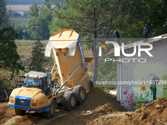 Atosca buries the 'Verger' house under soil as bats look from the roof. For the 5th day, Gendarmerie and CNAMO try to dislodge 'Ecureuils' (...