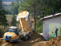 Atosca buries the 'Verger' house under soil as bats look from the roof. For the 5th day, Gendarmerie and CNAMO try to dislodge 'Ecureuils' (...