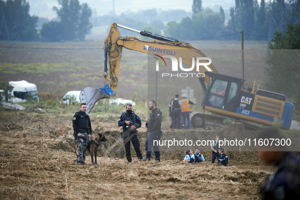 Atosca continues its work under Gendarmerie protection. For the fifth day, Gendarmerie and CNAMO try to dislodge 'Ecureuils' (i.e., 'Squirre...