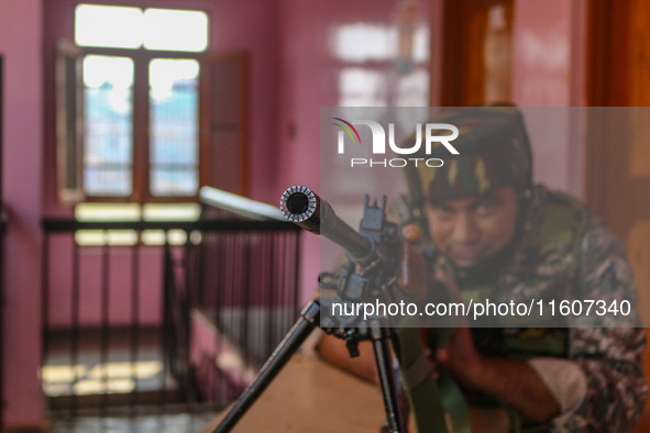 An Indian paramilitary soldier stands guard during the second phase of assembly elections in Srinagar, Jammu and Kashmir, on September 25, 2...