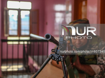 An Indian paramilitary soldier stands guard during the second phase of assembly elections in Srinagar, Jammu and Kashmir, on September 25, 2...