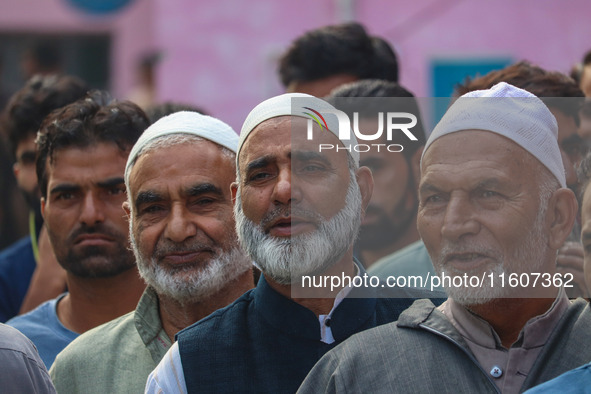 Voters queue to cast their ballots at a polling station during the second phase of assembly elections in Srinagar, Jammu and Kashmir, on Sep...