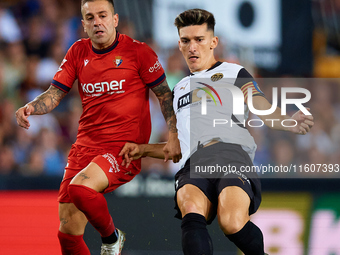 Pepelu of Valencia CF competes for the ball with Ruben Pena of CA Osasuna during the LaLiga EA Sports match between Valencia CF and CA Osasu...