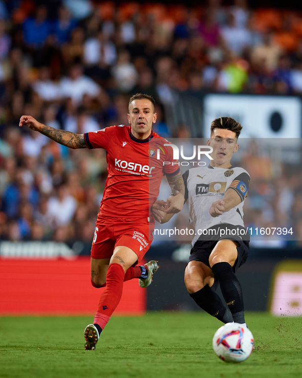 Pepelu of Valencia CF competes for the ball with Ruben Pena of CA Osasuna during the LaLiga EA Sports match between Valencia CF and CA Osasu...