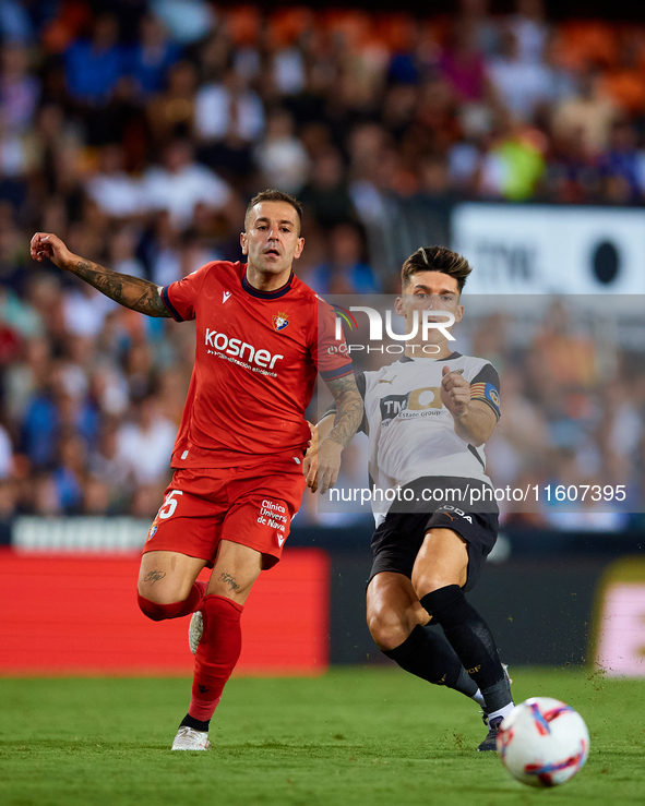 Pepelu of Valencia CF competes for the ball with Ruben Pena of CA Osasuna during the LaLiga EA Sports match between Valencia CF and CA Osasu...