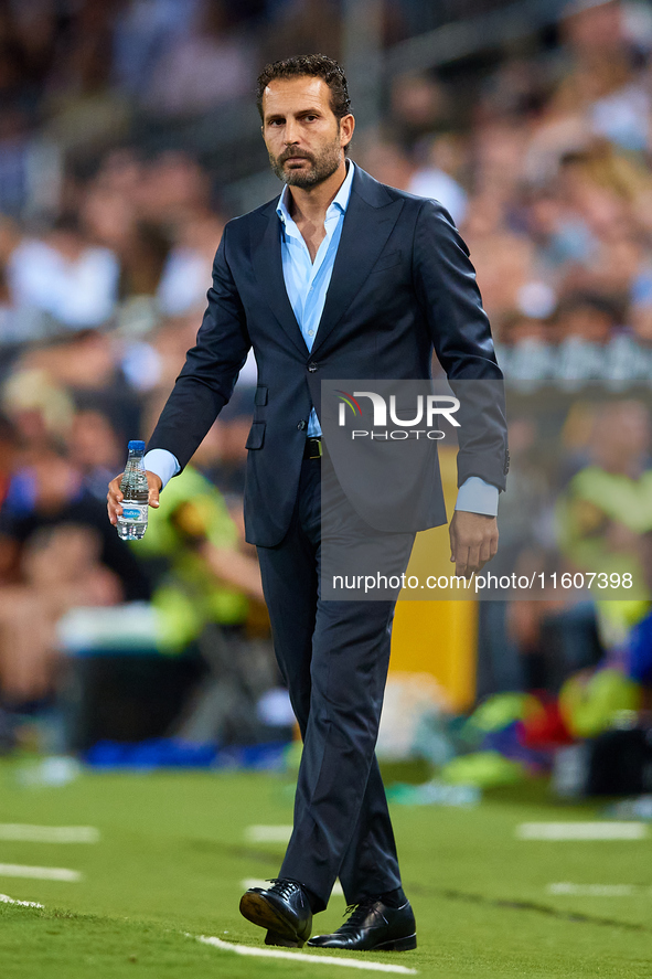 Ruben Baraja, head coach of Valencia CF, looks on during the LaLiga EA Sports match between Valencia CF and CA Osasuna at Mestalla stadium i...