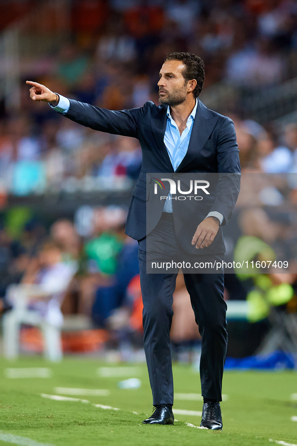 Ruben Baraja, head coach of Valencia CF, reacts during the LaLiga EA Sports match between Valencia CF and CA Osasuna at Mestalla stadium in...