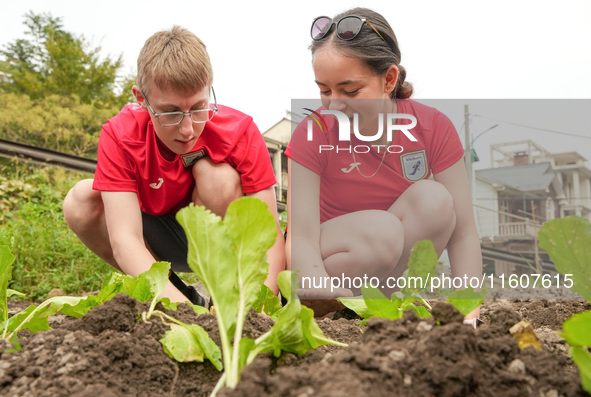 Middle school students from the United Kingdom grow vegetables in Houwu village, Moganshan town, Deqing County, Huzhou city, East China's Zh...