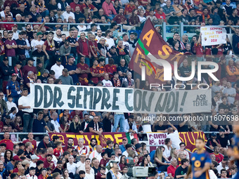 Supporters of AS Roma show a banner in support of Daniele De Rossi during the Serie A Enilive match between AS Roma and Udinese Calcio at St...