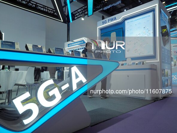 Visitors visit the ''5G Industrial and Commercial Dual-use Wireless Broadband System'' at the 2024 China International Information and Commu...