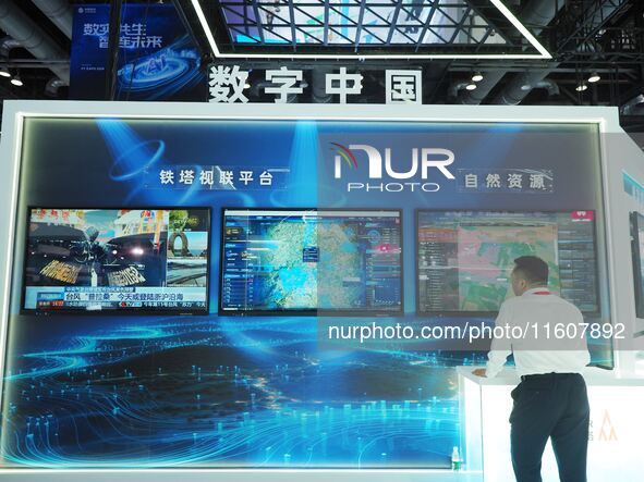 Visitors visit the ''Tower Visual Link Platform System'' at the booth of China Tower at the 2024 China International Information and Communi...