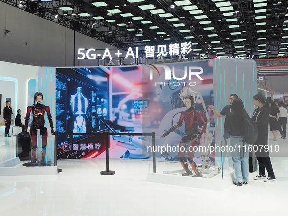 The audience visits the Huawei booth at the 2024 China International Information and Communication Exhibition to view the ''humanoid robot''...