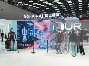 The audience visits the Huawei booth at the 2024 China International Information and Communication Exhibition to view the ''humanoid robot''...