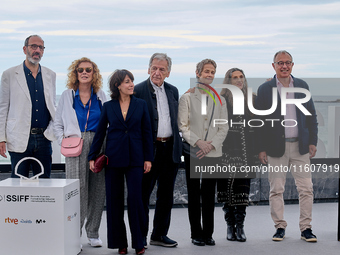 Costa-Gavras, Angela Molina, Charlotte Rampling, Marlyne Canto, and Claude Grande attend the photocall of ''Le Dernier Souffle'' during the...