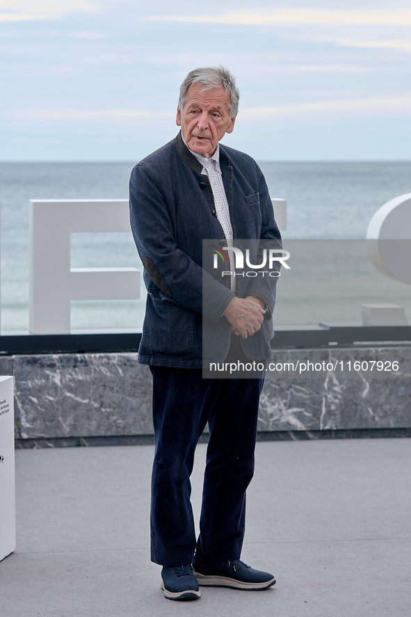 Costa-Gavras attends the photocall of ''Le Dernier Souffle'' during the 72nd San Sebastian International Film Festival in San Sebastian, Spa...