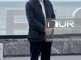 Costa-Gavras attends the photocall of ''Le Dernier Souffle'' during the 72nd San Sebastian International Film Festival in San Sebastian, Spa...