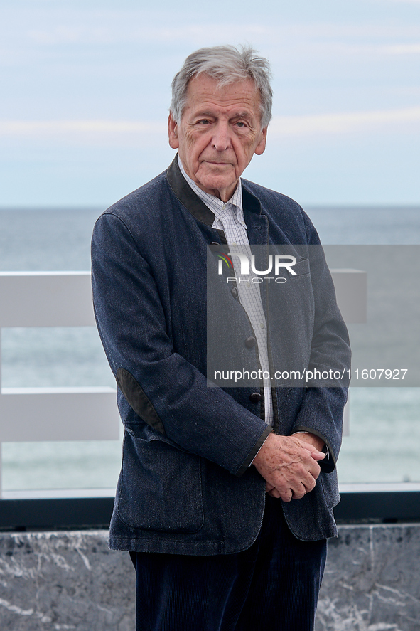 Costa-Gavras attends the photocall of ''Le Dernier Souffle'' during the 72nd San Sebastian International Film Festival in San Sebastian, Spa...