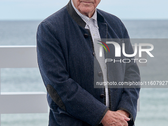 Costa-Gavras attends the photocall of ''Le Dernier Souffle'' during the 72nd San Sebastian International Film Festival in San Sebastian, Spa...