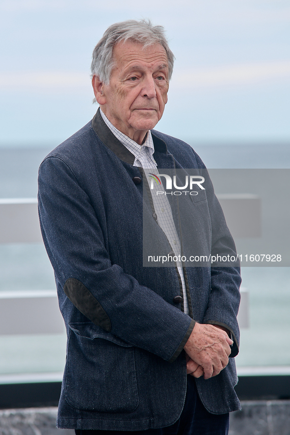 Costa-Gavras attends the photocall of ''Le Dernier Souffle'' during the 72nd San Sebastian International Film Festival in San Sebastian, Spa...