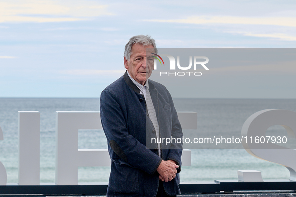 Costa-Gavras attends the photocall of ''Le Dernier Souffle'' during the 72nd San Sebastian International Film Festival in San Sebastian, Spa...