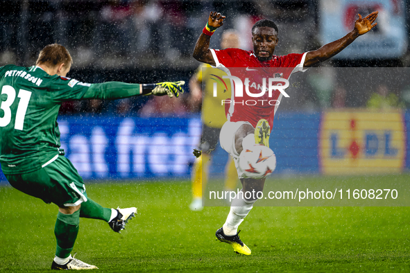 IF Elfsborg goalkeeper Isak Pettersson and AZ Alkmaar forward Ibrahim Sadiq during the match AZ vs. Elfsborg at the AZ Stadium for the UEFA...