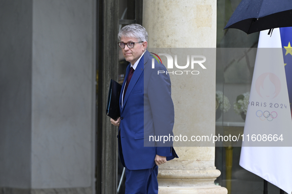 Patrick Hetzel, the newly appointed French Minister of Higher Education and Research, arrives at the Elysee Palace for the meeting of the co...