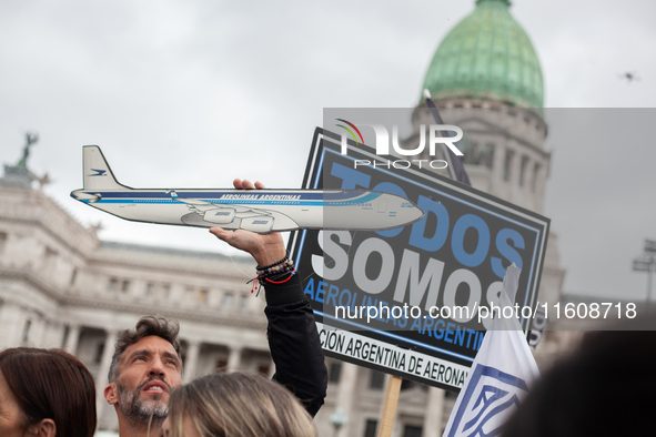 Workers in the aviation sector and transportation unions mobilize in opposition to the proposals aimed at privatizing Aerolineas Argentinas,...