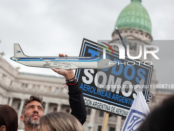 Workers in the aviation sector and transportation unions mobilize in opposition to the proposals aimed at privatizing Aerolineas Argentinas,...