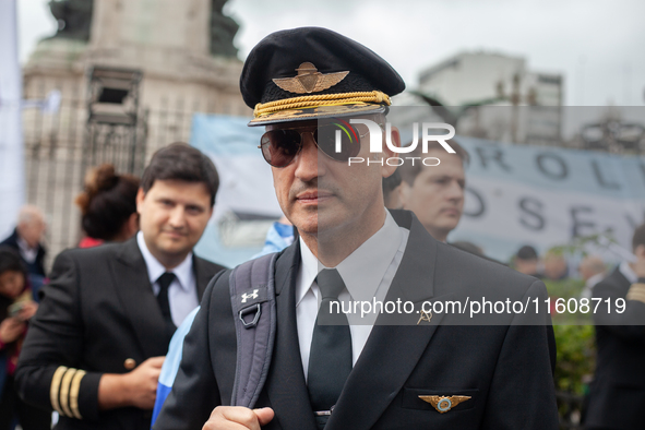 Workers in the aviation sector and transportation unions mobilize in opposition to the proposals aimed at privatizing Aerolineas Argentinas,...