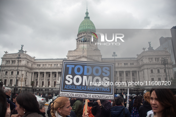 Workers in the aviation sector and transportation unions mobilize in opposition to the proposals aimed at privatizing Aerolineas Argentinas,...