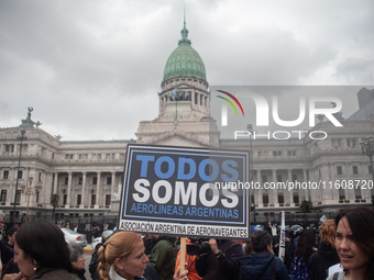 Workers in the aviation sector and transportation unions mobilize in opposition to the proposals aimed at privatizing Aerolineas Argentinas,...