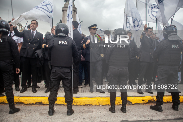 Workers in the aviation sector and transportation unions mobilize in opposition to the proposals aimed at privatizing Aerolineas Argentinas,...