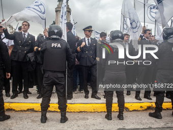 Workers in the aviation sector and transportation unions mobilize in opposition to the proposals aimed at privatizing Aerolineas Argentinas,...