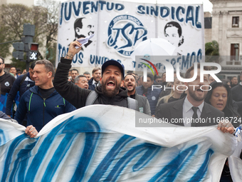 Workers in the aviation sector and transportation unions mobilize in opposition to the proposals aimed at privatizing Aerolineas Argentinas,...