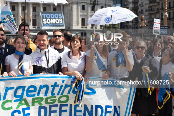 Workers in the aviation sector and transportation unions mobilize in opposition to the proposals aimed at privatizing Aerolineas Argentinas,...