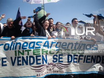 Workers in the aviation sector and transportation unions mobilize in opposition to the proposals aimed at privatizing Aerolineas Argentinas,...