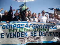 Workers in the aviation sector and transportation unions mobilize in opposition to the proposals aimed at privatizing Aerolineas Argentinas,...