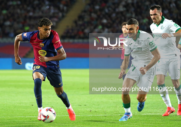 Lamine Yamal and Juan Iglesias play during the match between FC Barcelona and Getafe CF, corresponding to week 7 of LaLiga EA Sports, at the...