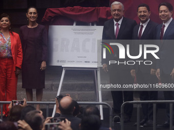 In the middle, Claudia Sheinbaum, president-elect of Mexico, and Andres Manuel Lopez Obrador, president of Mexico, during the inauguration c...