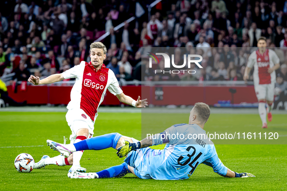 AFC Ajax Amsterdam midfielder Kenneth Taylor and Besiktas JK goalkeeper Mert Gunok during the match Ajax vs. Besiktas at the Johan Cruijff A...