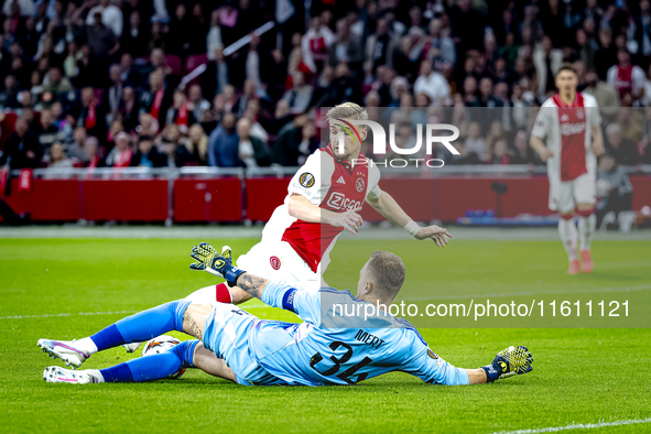 AFC Ajax Amsterdam midfielder Kenneth Taylor and Besiktas JK goalkeeper Mert Gunok during the match Ajax vs. Besiktas at the Johan Cruijff A...