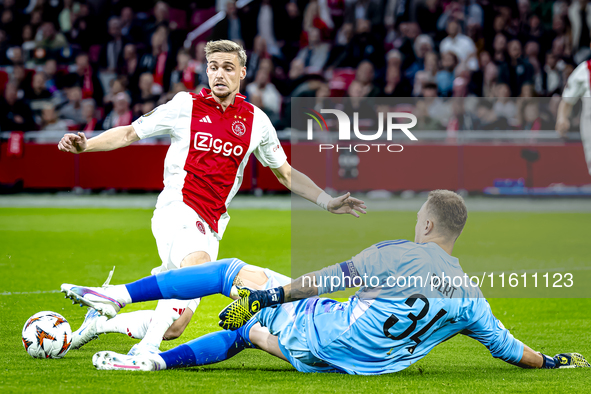 AFC Ajax Amsterdam midfielder Kenneth Taylor and Besiktas JK goalkeeper Mert Gunok during the match Ajax vs. Besiktas at the Johan Cruijff A...