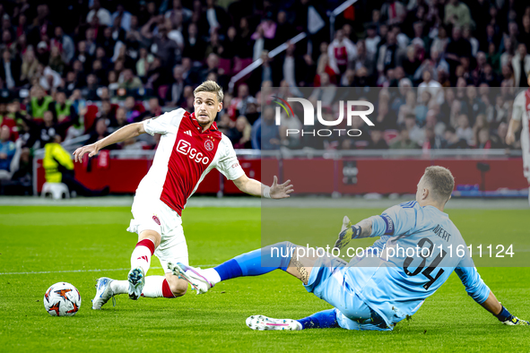 AFC Ajax Amsterdam midfielder Kenneth Taylor and Besiktas JK goalkeeper Mert Gunok during the match Ajax vs. Besiktas at the Johan Cruijff A...