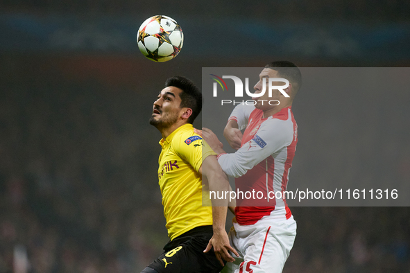 Ilkay Gundogan (L) of Borussia Dortmund competes for the ball with Alex Oxlade-Chamberlain (R) of Arsenal during the UEFA Champions League G...